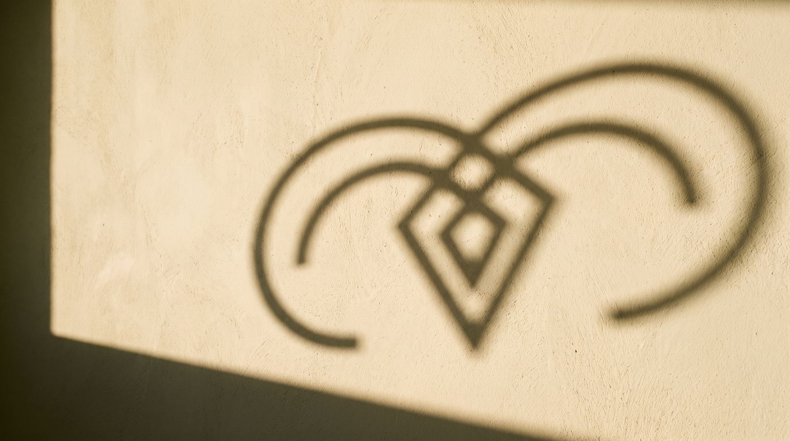 Das Arkalis-Zeichen im Sonnenlicht an einer Wand